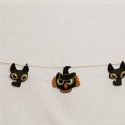 Halloween-themed garland 