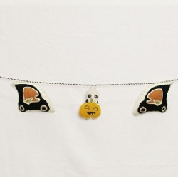 Halloween-themed garland 